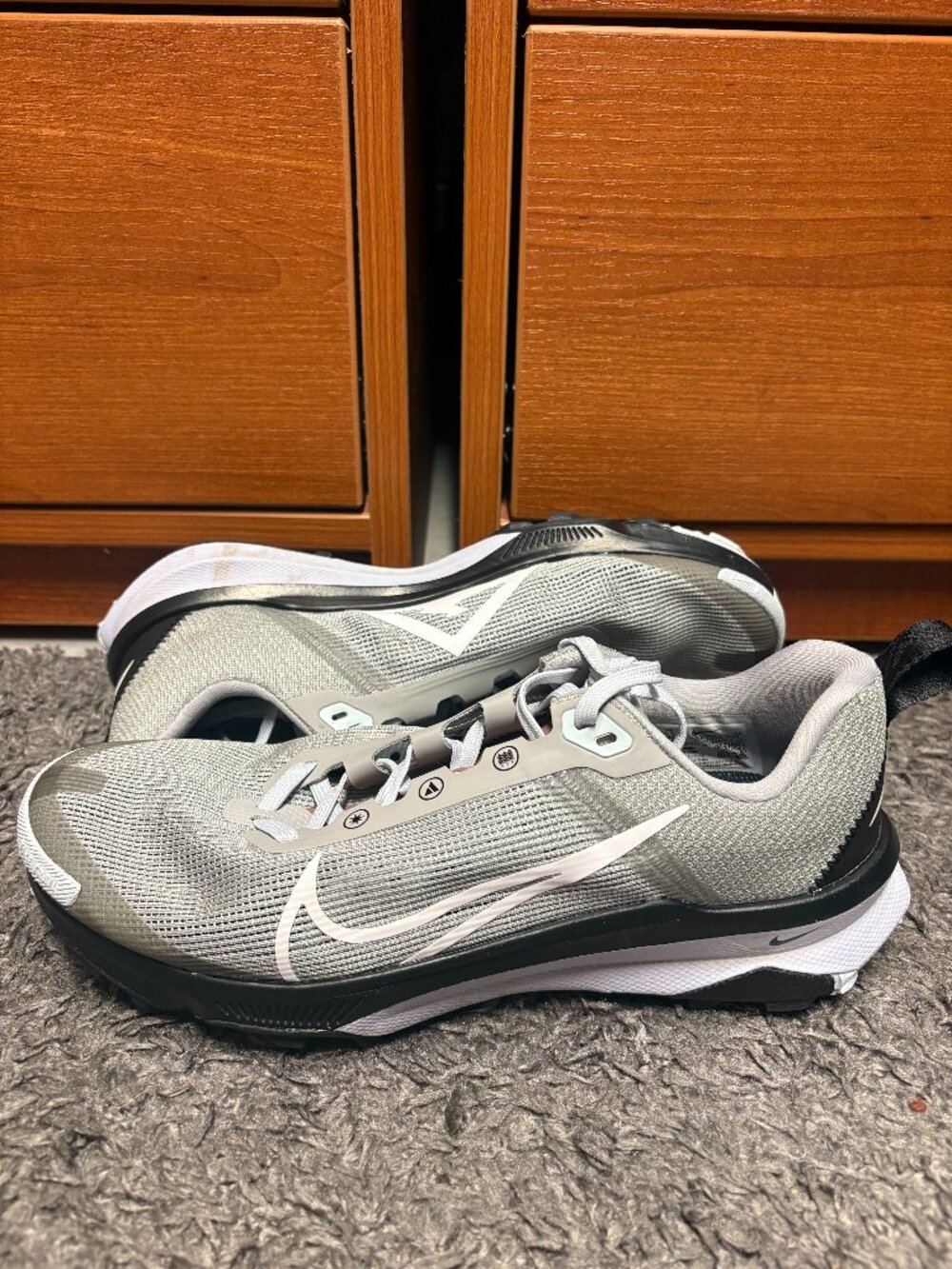 Nike Kiger 9 Trail Women's 8.5 Running Shoes Light Smoke Grey/Black/Glacier Blue